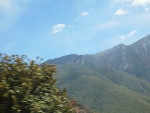 青山蓝天间的自然景致