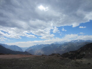 壮丽山景与多云天空