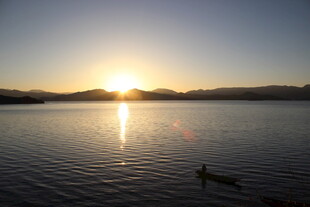 湖畔日落美景
