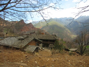 山间古朴村落景象
