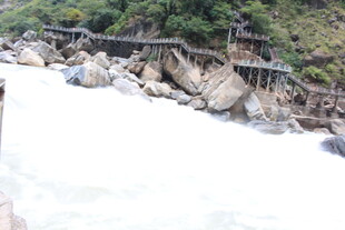山间湍急河流上的老旧桥梁