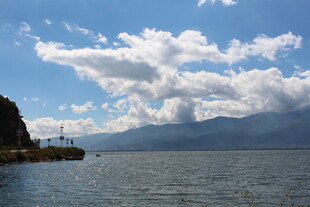 湖畔蓝天 云影与远山相映