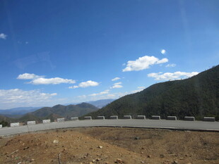 公路旁的蓝天与远山景色