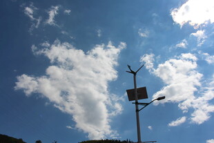 蓝天白云下的太阳能路灯