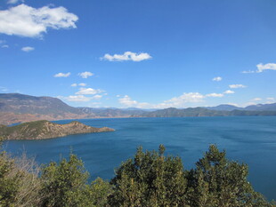 美丽湖景与远山蓝天白云