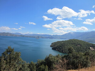 湖畔青山蓝天白云美景