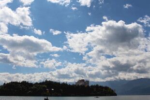 蓝天白云下的湖畔岛屿