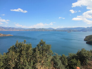 湖畔青山蓝天美景如画