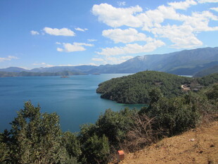 湖畔青山美景