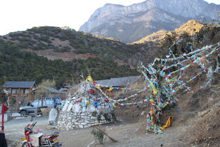 藏区山谷中的经幡景观