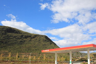 山脚下的红色建筑加油站