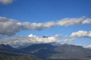 蓝天白云下的连绵山脉