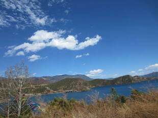 蓝天碧水间的秀丽湖景