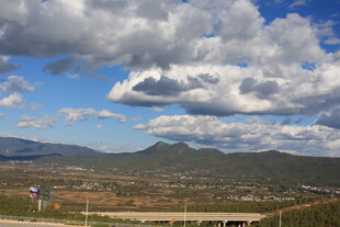 蓝天白云下的远山风景