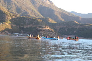 河上泛舟赏山间美景