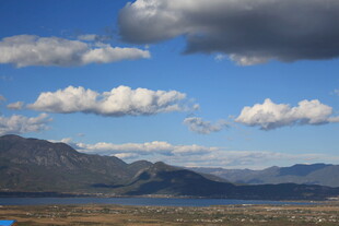 壮丽山川蓝天白云美景