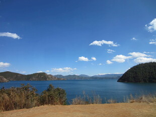 湖畔蓝天青山美景
