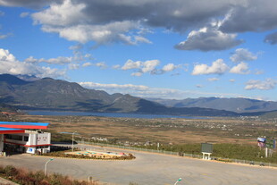 山间开阔地的红顶建筑