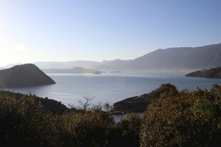 湖畔山林间的静谧风光