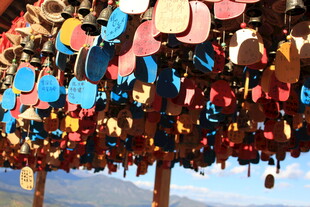 挂满彩色锁的浪漫场景