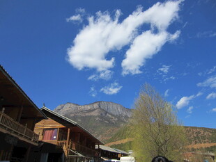 山村风景 蓝天白云下的屋舍