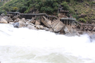 湍急河流旁的山间栈道
