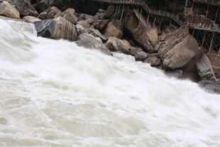 湍急水流冲击岸边岩石