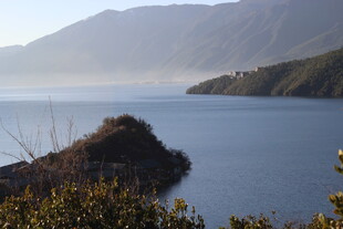 宁静湖景与远山风光