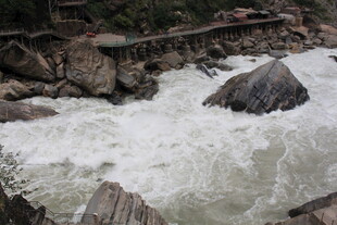 湍急河流中的巨石景观