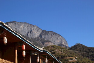 古建旁的巍峨青山