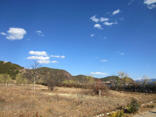 蓝天旷野下的宁静山地