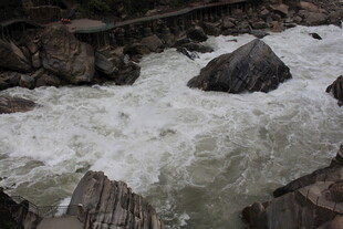 山间湍急溪流奔腾景象