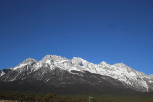 巍峨雪山蓝天美景