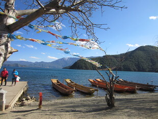 湖畔停舟与飘扬经幡之景