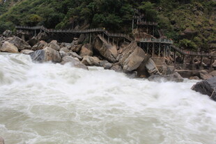 湍急河流旁的古朴石桥