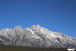 巍峨雪山蓝天背景