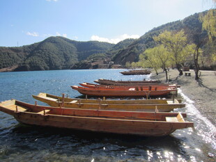 湖畔木舟静泊的美丽景致