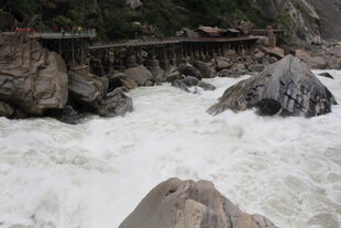 湍急河流中的巨石与桥梁