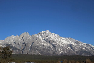 巍峨雪山蓝天壮丽景观