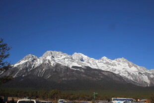 巍峨雪山映蓝天