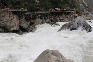 湍急河流与嶙峋怪石景观