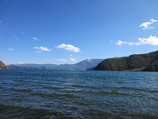 辽阔海面与远处山峦美景