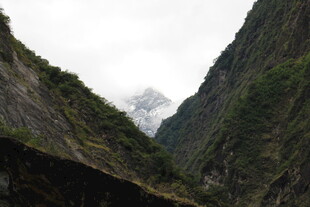 峡谷间的巍峨雪山