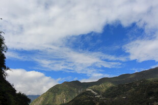 蓝天白云下的壮美山峦