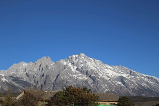 巍峨雪山蓝天相伴