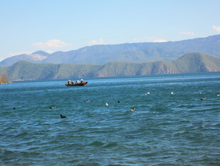 海上船只与远处山峦景色