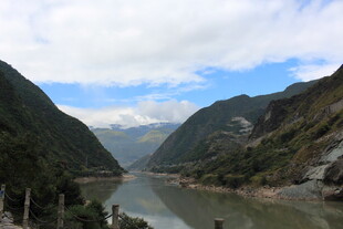 壮丽峡谷中的蜿蜒河流