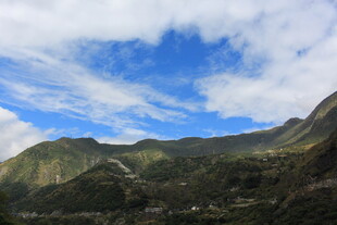 蓝天白云下的秀丽山峦