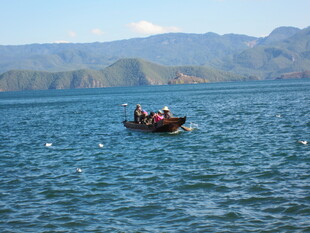 湖上小船载众人赏景