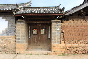 古朴乡村老屋门